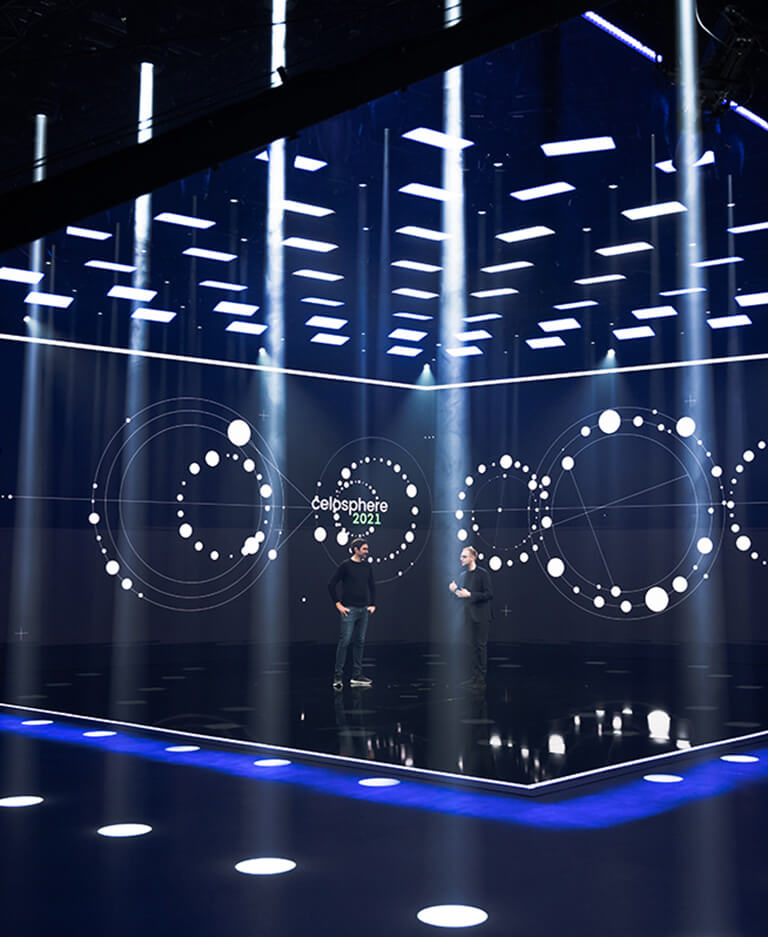 Zu sehen ist der 10 Meter Bühnenscreen von Celonis im Event Design von SNK