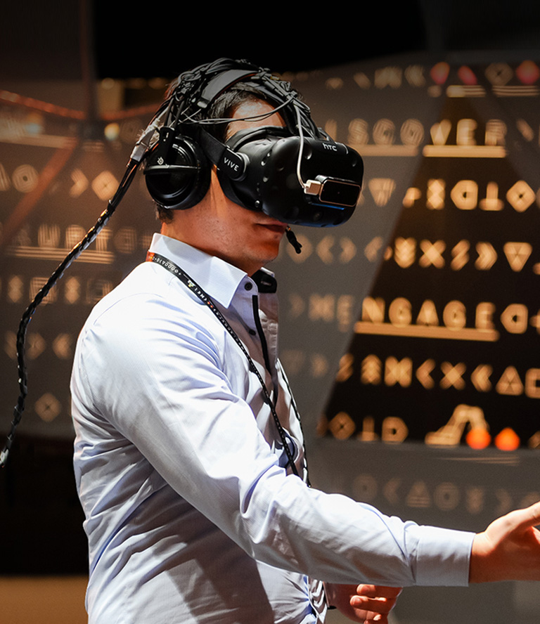 SAP CX Labs-Mann mit VR Brille