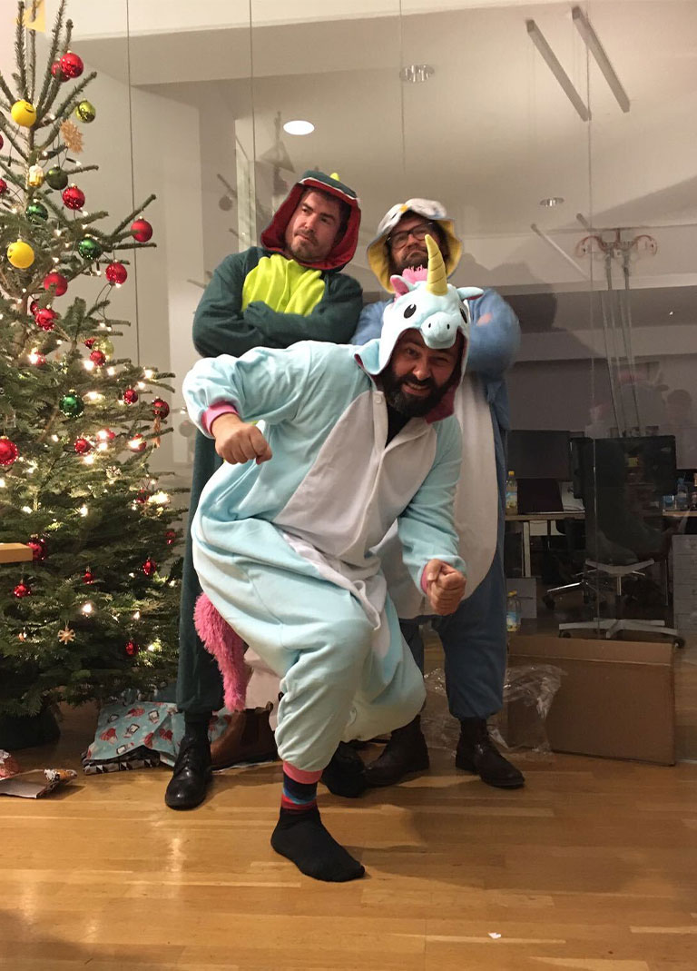 Foto: SNK Geschäftsführer in lustigen Tierkostümen auf einer Weihnachtsfeier.