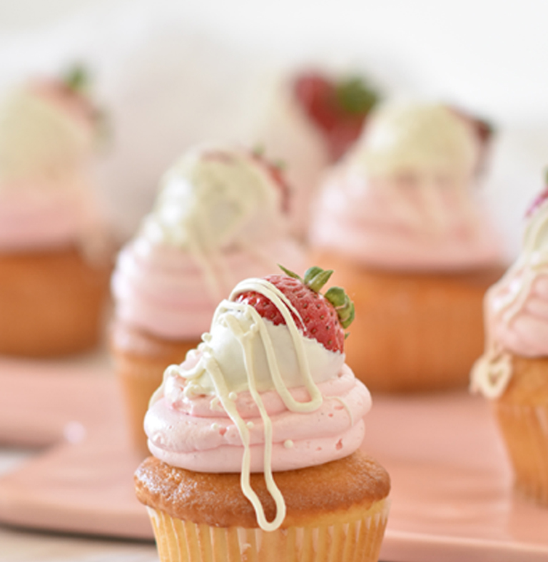 Ein Foto zeigt einen Cupcake als Symbol für den SNK-Ansatz: Erst leckere Cupcakes backen, dann die Hochzeitstorte.