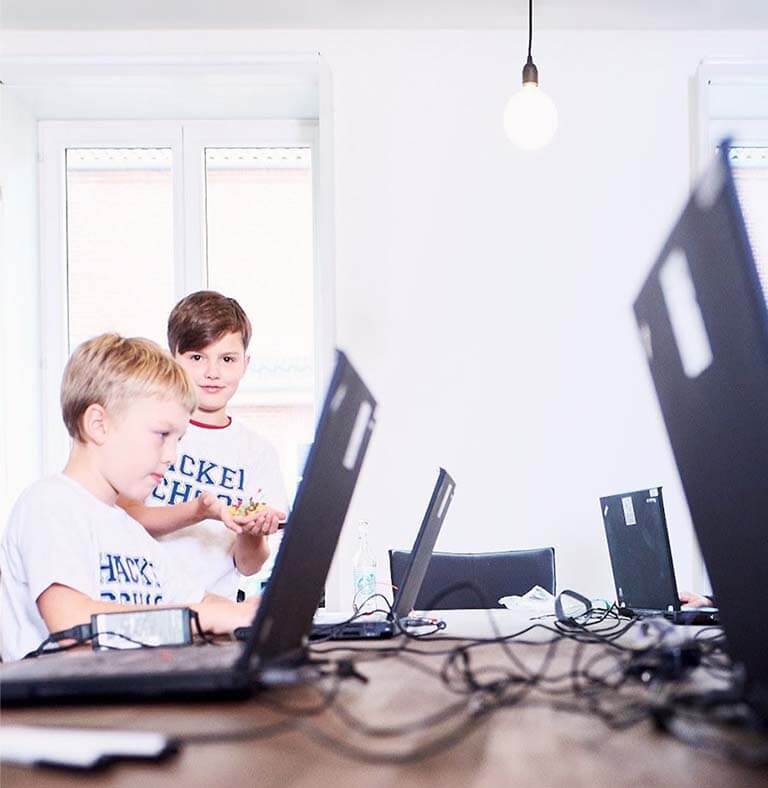 Ein Foto zeigt Kinder beim digitalen Lernen in der Hacker School