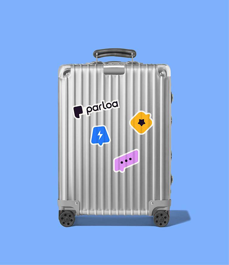 Parloa Sticker auf einem Metallenen Rollkoffer