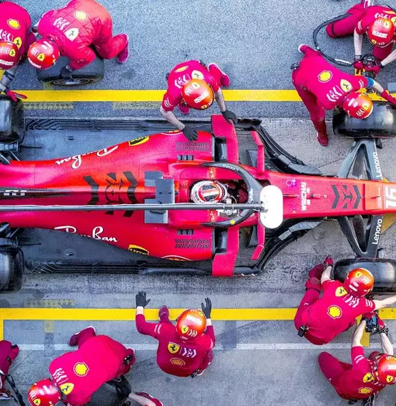 Das Bild eines Rennwagens symbolisiert das Potenzial von High-Performance-Content.