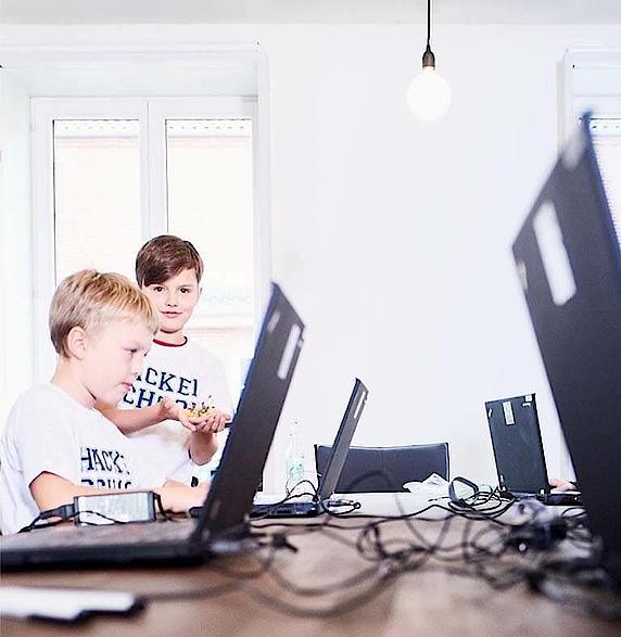 Ein Foto zeigt Kinder beim digitalen Lernen in der Hacker School