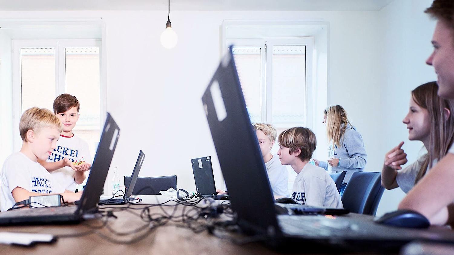 Ein Foto zeigt Kinder beim digitalen Lernen in der Hacker School