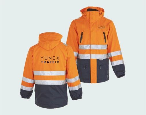 Zu sehen sind Yunex Jacken mit der Aufschrift Yunex Traffic