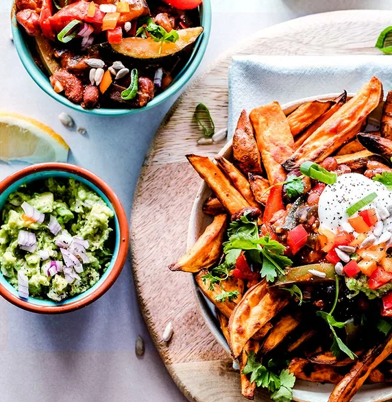 Zu sehen ist eine gesunde Bowl mit Süßkartoffeln