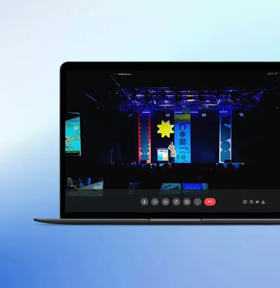 Ein Screenshot zeigt eine Event-Teilnahme am Laptop via Livestreaming